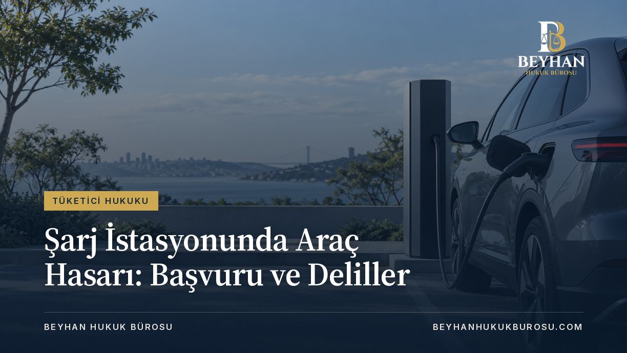 Şarj istasyonunda araç hasarı konulu kapakta şarj cihazına bağlı elektrikli araç.