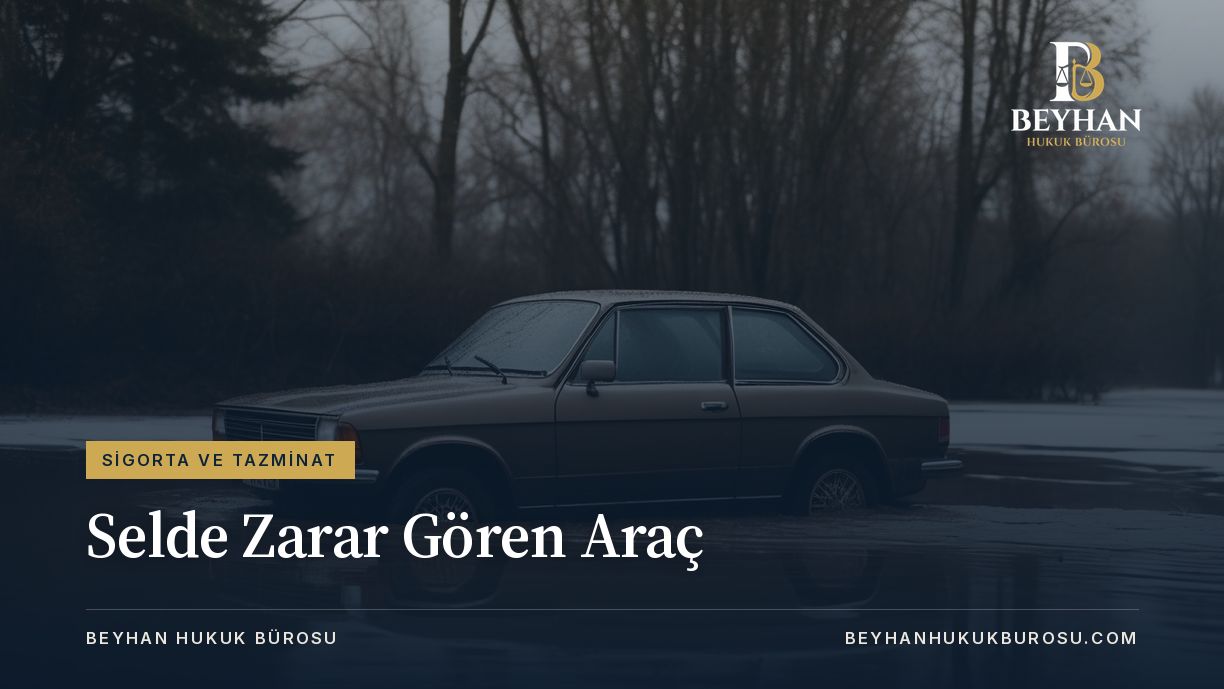 Selde zarar gören araç: sular altında kalmış bir alanda tekerlekleri suya gömülmüş otomobil