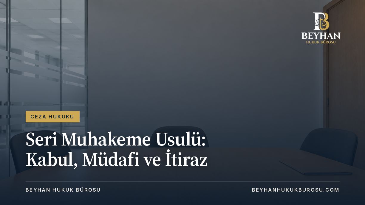 Seri Muhakeme Usulü: Kabul, Müdafi ve İtiraz 2026 Seri muhakeme usulü konulu makale için adliyedeki görüşme odasını gösteren kapak.