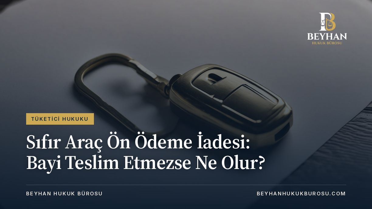Sıfır araç ön ödeme iadesi konusunu temsil eden, boş bir kâğıt üzerinde duran pirinç rengi araç anahtarı