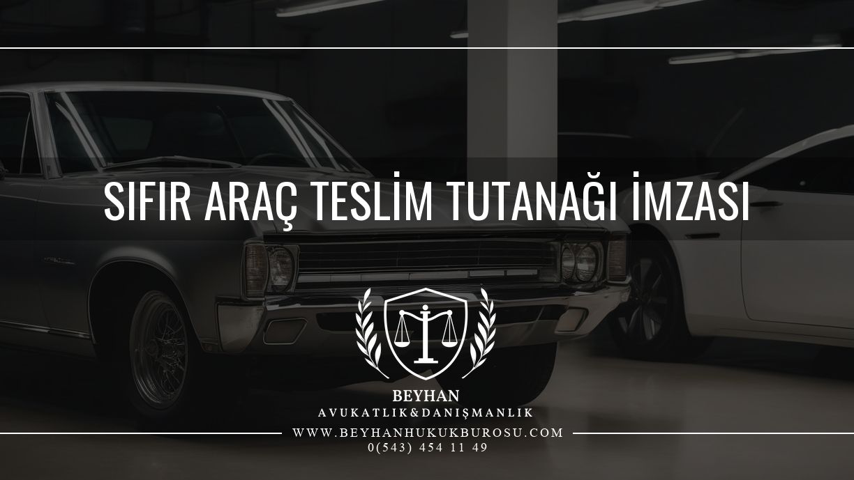 Sıfır araç teslim tutanağı imzalanmadan önce incelenen showroomdaki gümüş renkli otomobil