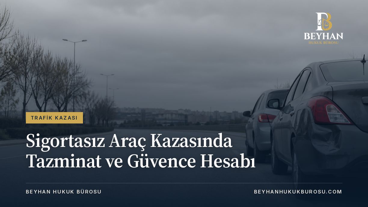 Sigortasız araç kazasında tazminat makalesi için yol kenarında duran araçları gösteren kapak.