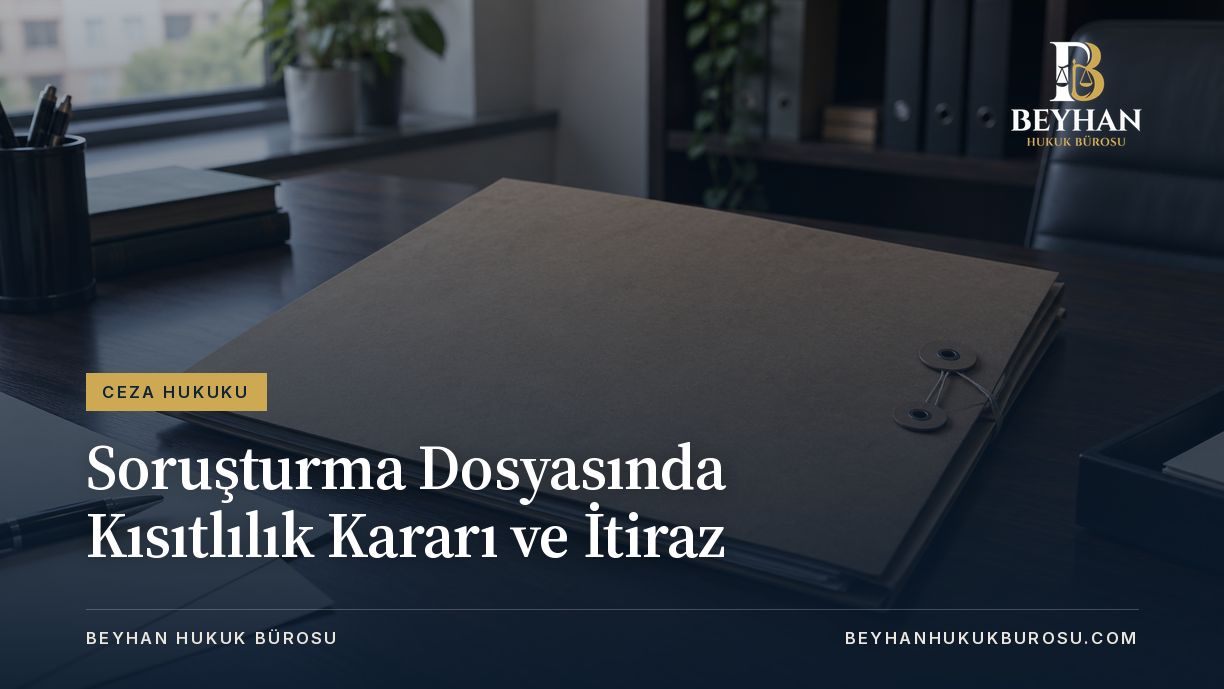 Kısıtlılık kararı konulu kapakta kapalı evrak klasörü ve masa üzerindeki belgeler.