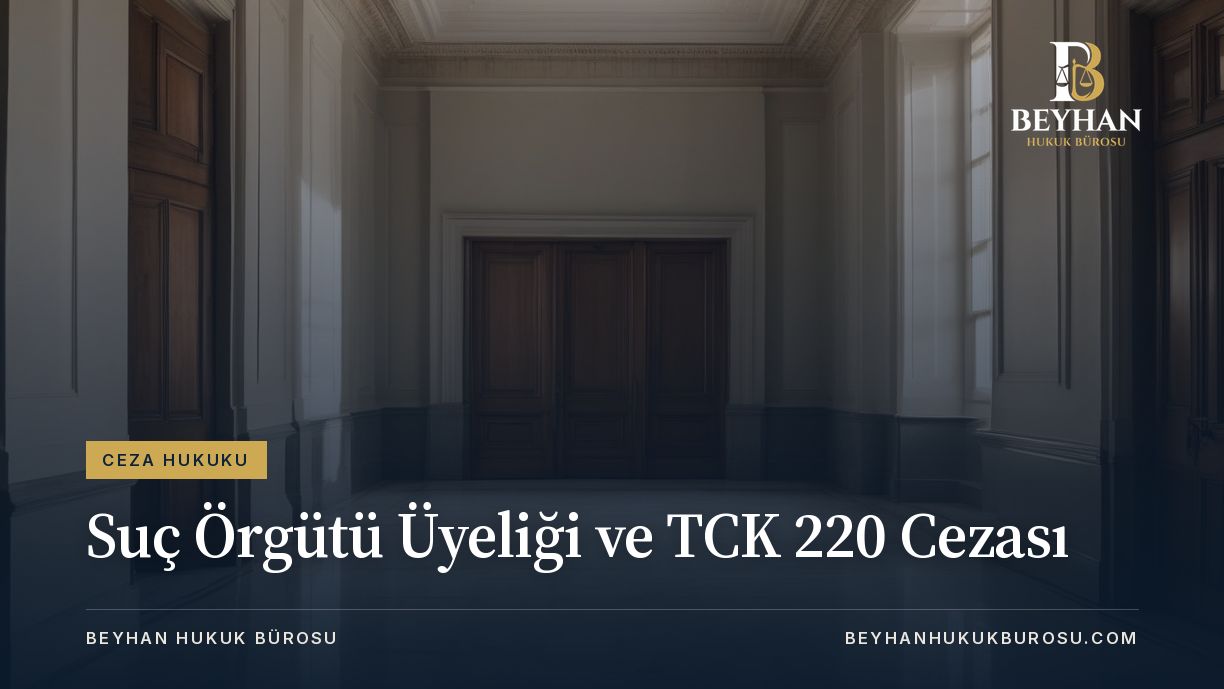 Suç örgütü üyeliği soruşturmasını simgeleyen, mermer zeminli boş mahkeme koridoru ve ahşap kapılar