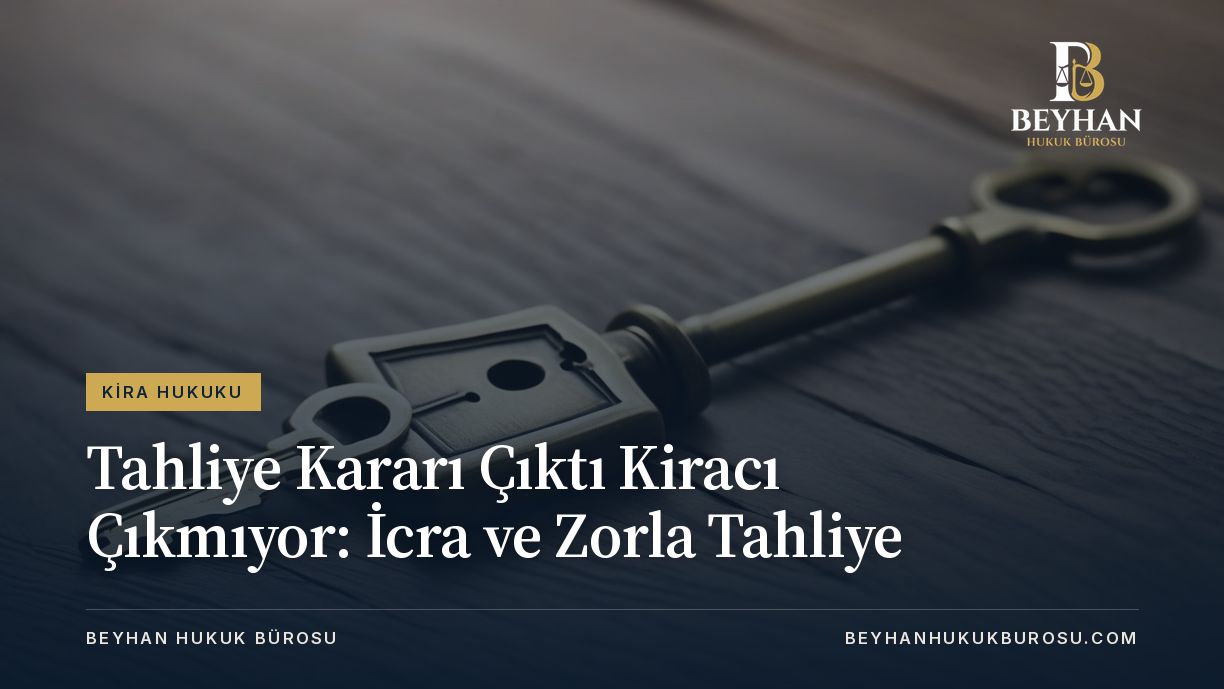 Tahliye kararı çıktı kiracı çıkmıyor: boş odada ahşap zemin üzerinde duran pirinç ev anahtarı