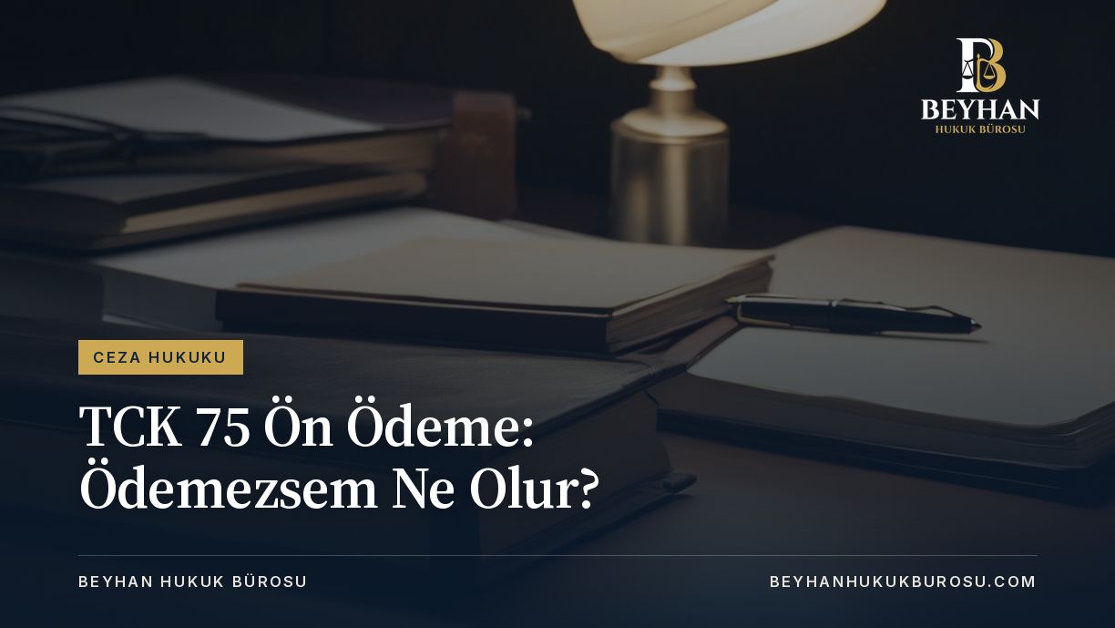 TCK 75 ön ödeme tebligatı için masa lambası ışığında kitaplar, dosya ve kalem
