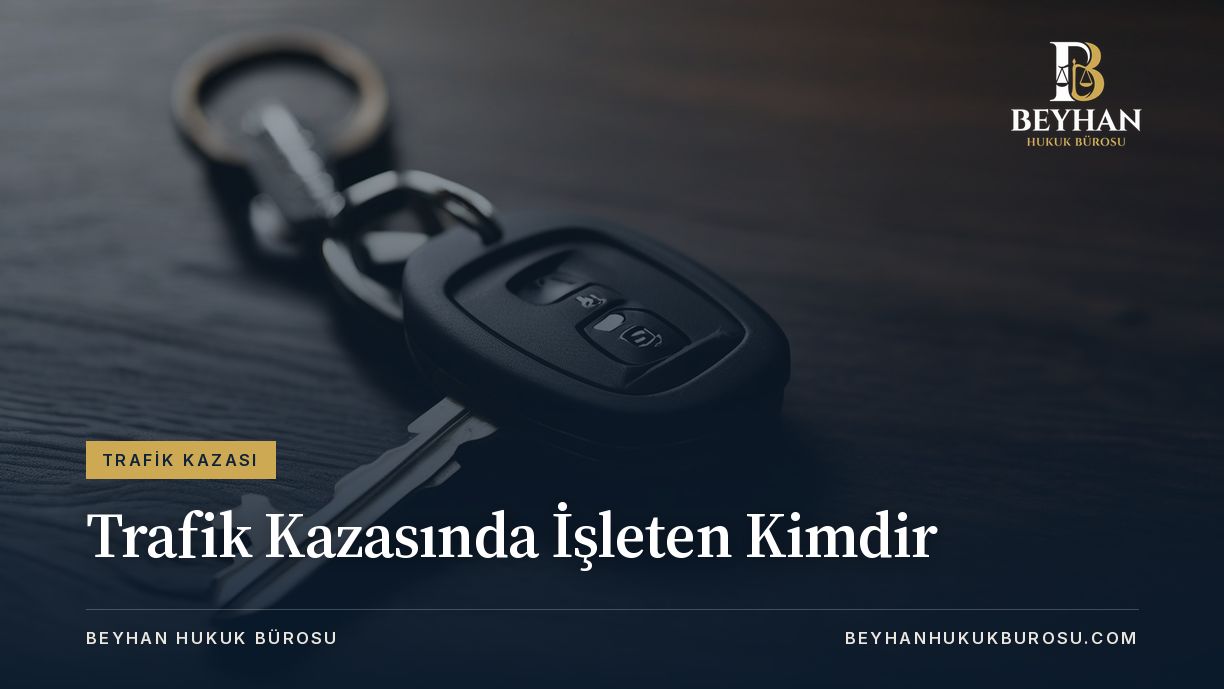 Koyu ahşap masada duran araç anahtarı; trafik kazasında işleten kimdir sorusunu temsil eder