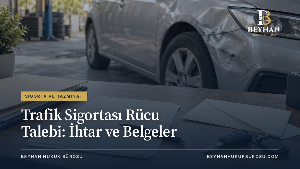 Trafik sigortası rücu talebi konulu kapakta hasarlı araç, evrak, zarf ve araç anahtarı.