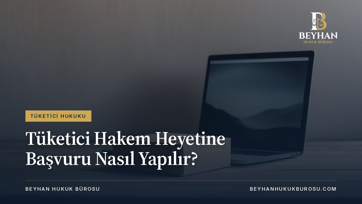 Ahşap masada ürün kutusu ve dizüstü bilgisayar, tüketici hakem heyetine başvuru konusu