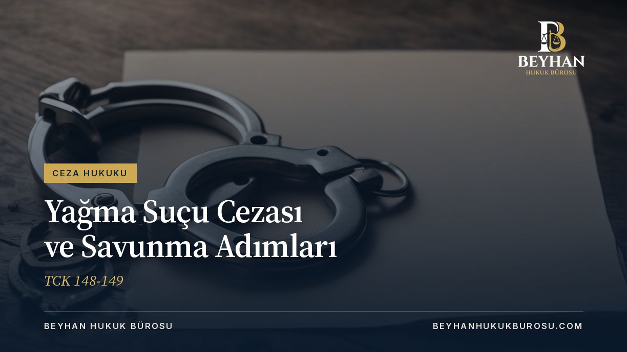 Koyu ahşap masada boş kâğıdın üzerinde duran çelik kelepçe, yağma suçu cezası konusu
