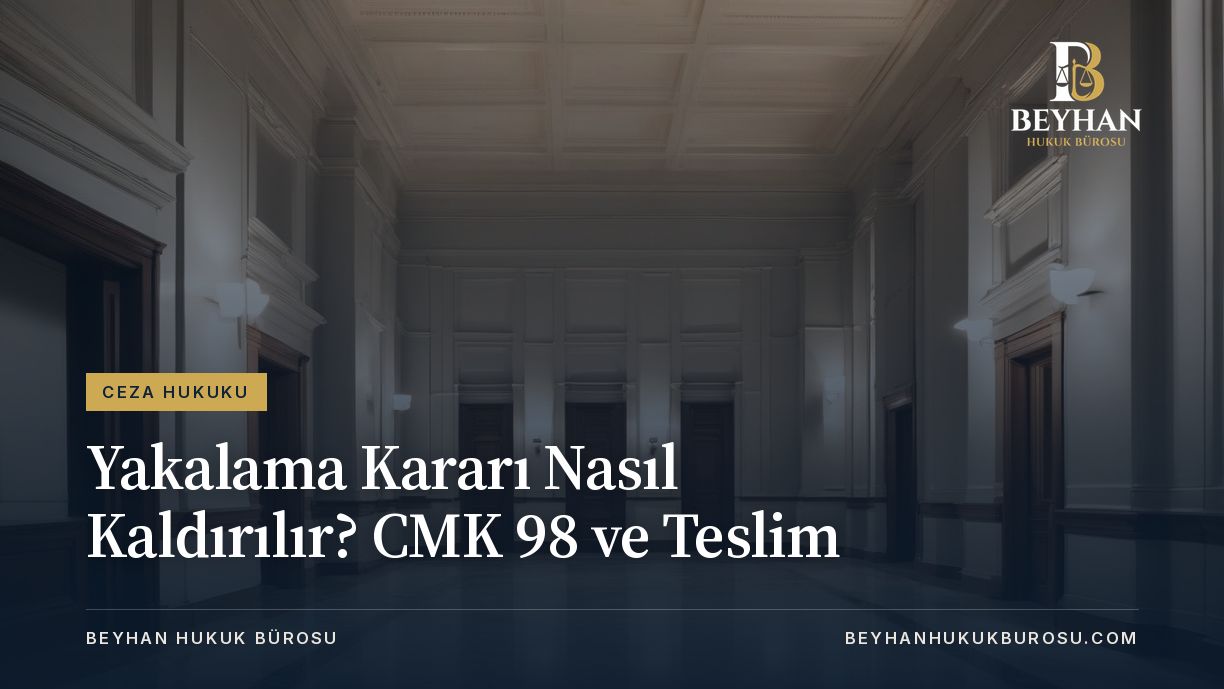 Yakalama kararı nasıl kaldırılır sorusunu temsil eden, mermer zeminli ve ahşap kapılı boş mahkeme koridoru
