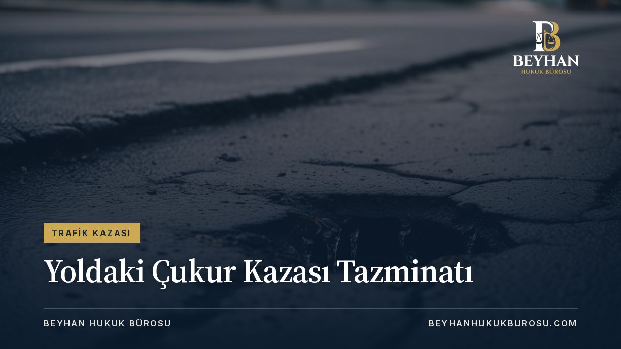 Yoldaki çukur kazası tazminatı konusunu temsil eden, bozuk asfaltta yağmur suyu dolu çukur